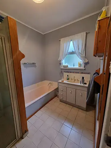Albany Bathroom Reno - Original Bathroom Before Renovation
