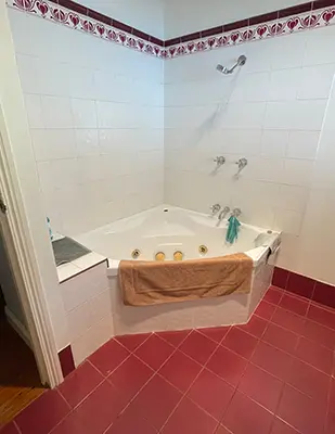 Yakamia Bathroom Before Reno - Previous Corner Bath